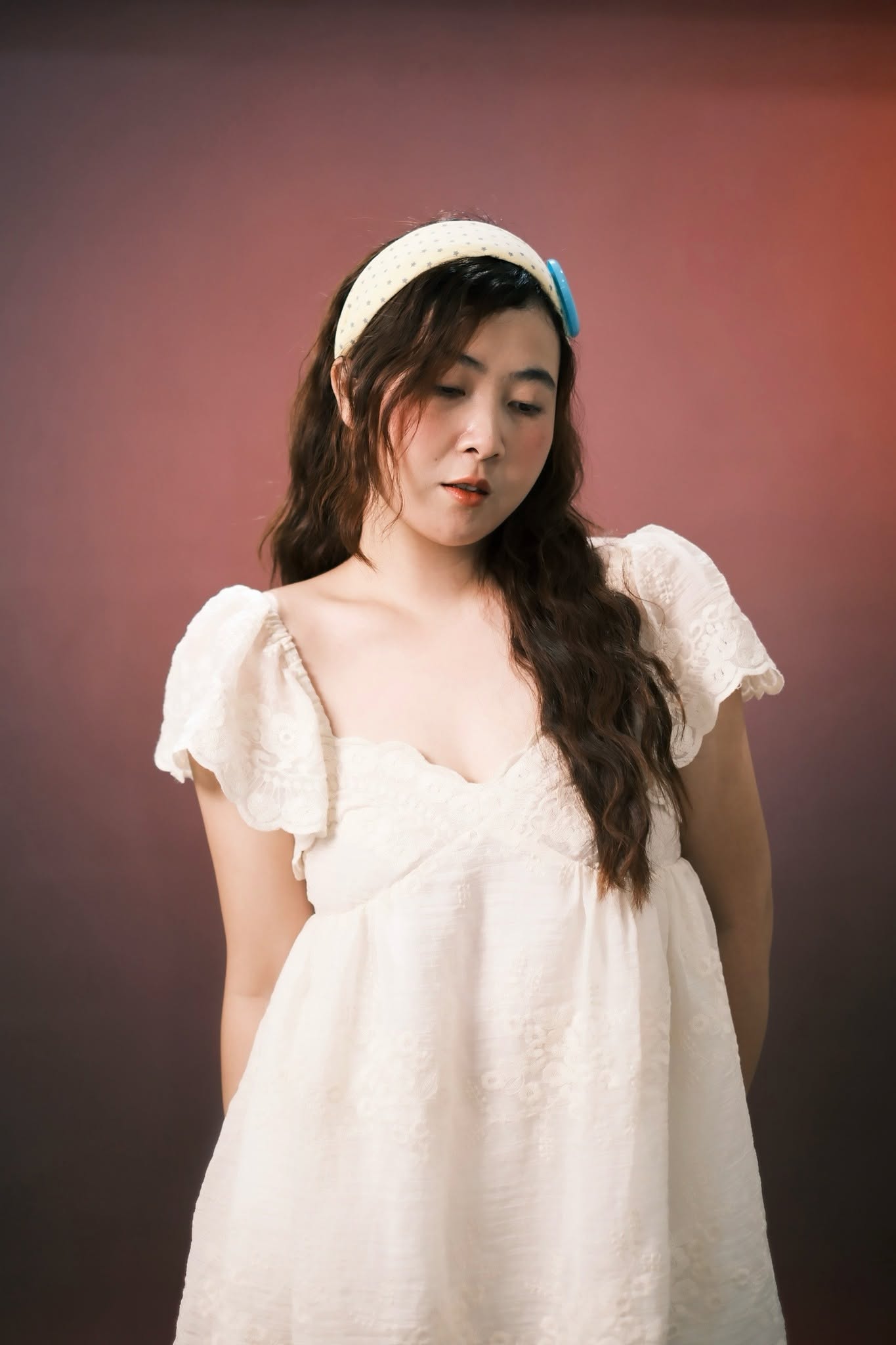 Chân dung studio nền nâu ấm
