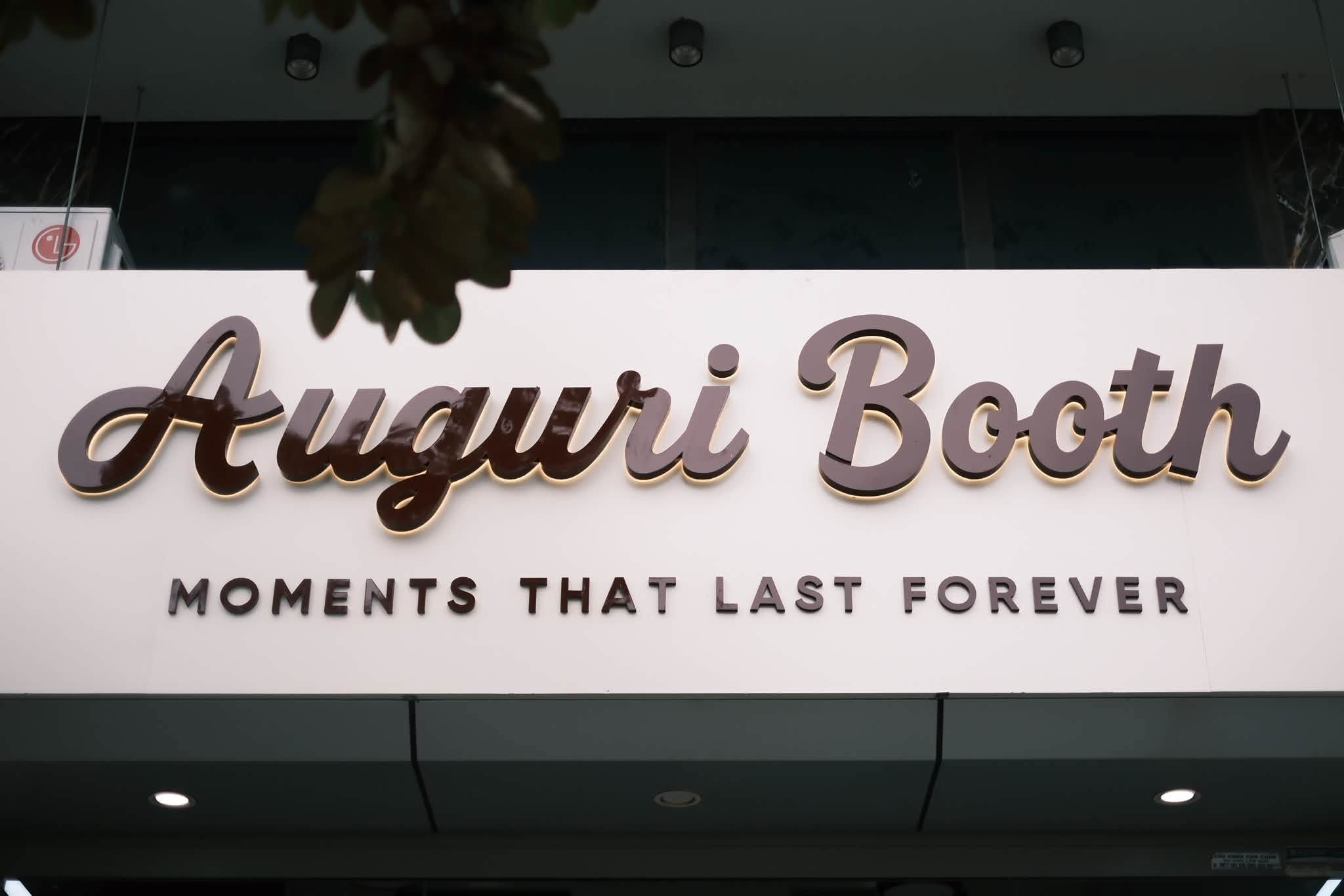 Bảng hiệu Auguri Booth — Moments that last forever