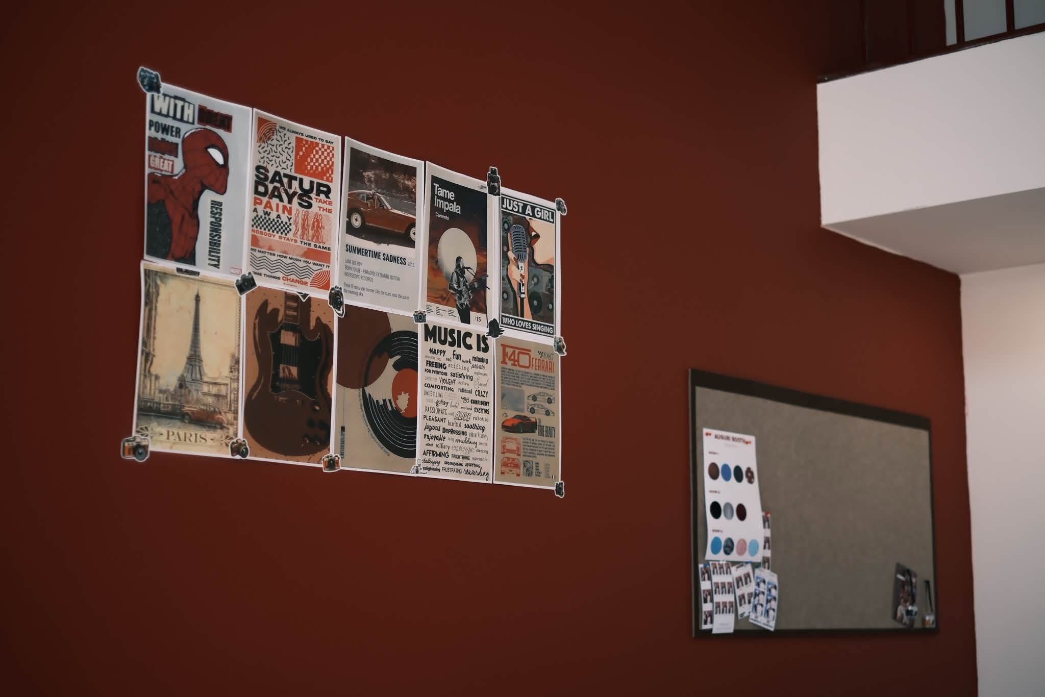 Tường poster và moodboard Auguriii Booth