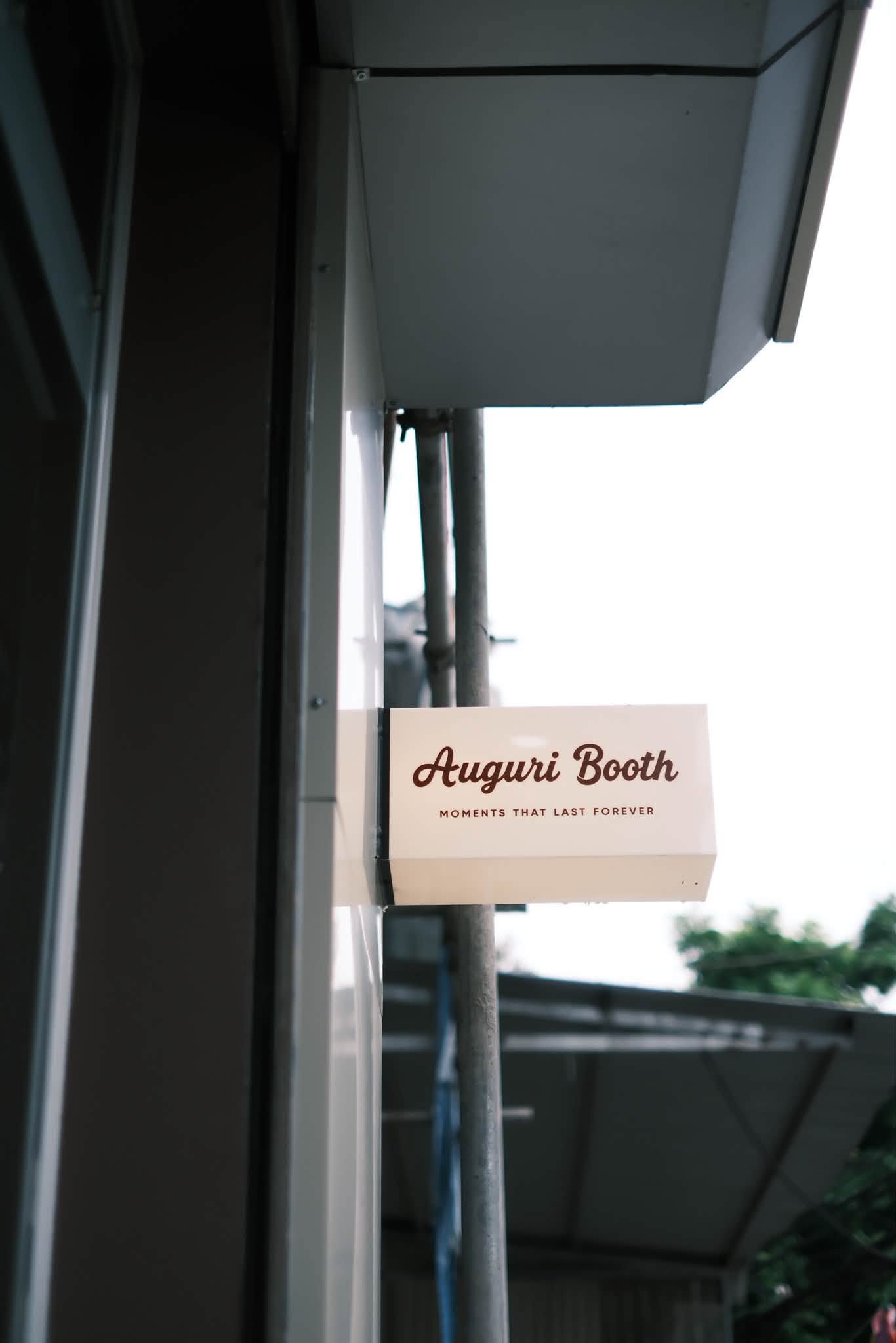 Biển đứng Auguri Booth ngoài mặt tiền